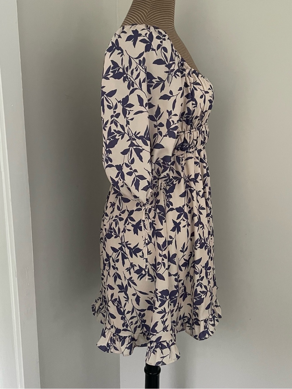 Urban Outfitters Women’s Cream Floral Puff-Sleeve Mini Dress size XS - Picture 3 of 8